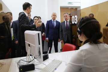 Глава республики Дагестан Владимир Васильев посетил МФЦ.
